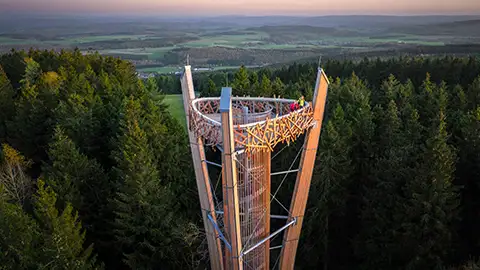 Gesamtansicht des Aussichtsturms auf dem Idarkopf im Hunsrück