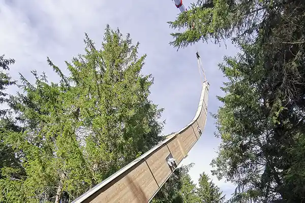 Montage einer Holzstütze des Idarkopfes mitten im Wald
