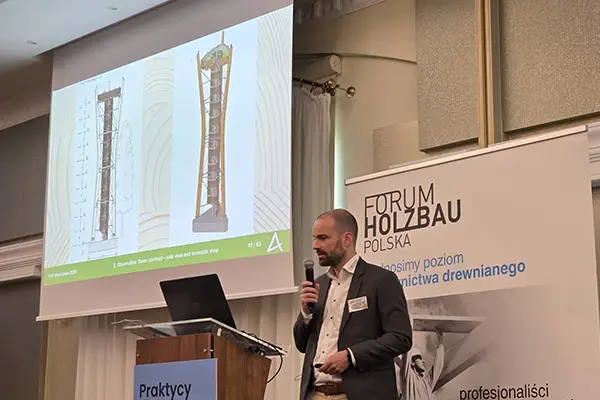 Johannes Weinmann hält einen Vortrag auf dem Forum Holzbau Polska