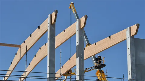 Satteldachbinder während der Montage der neuen Gärhalle der Bioabfallverwertung Leonberg