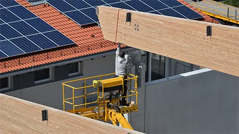 Montage des Lärchen-Brettschichtholz-Satteldachbinders während der Montage der Bioabfallverwertungsanlage Leonberg