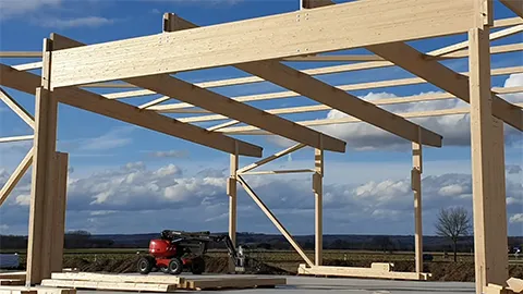 Hallentragwerk der neuen Abbundhalle Holzbau Glaß wähnrend der Montage