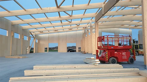 Hallentragwerk der neuen Abbundhalle Holzbau Glaß während der Montage mit Brettsperrholzwänden