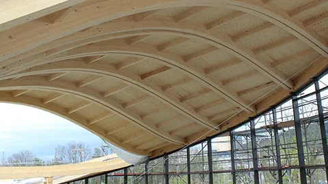 Holzkonstruktion des neuen Hallenbades Ilmenau während der Montage