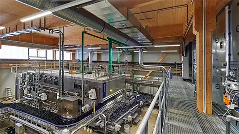 Halleninnenansicht Alpirsbacher Klosterbräu mit Abfüllanlage