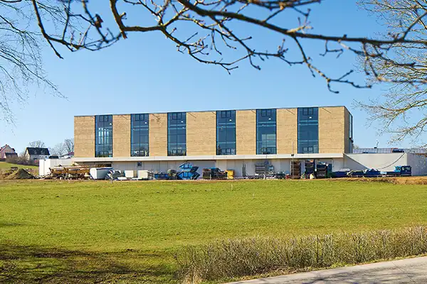 Außenansicht der neuen Stampflehmhalle Irrenhauser & Seitz