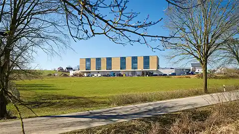 Aussenansicht der Stampflehmhalle Irrenhauser & Seitz, Alberzell