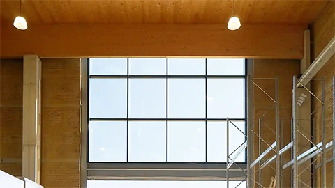 Innenansicht der Maschinen- und Lagerhalle Irrenhauser Seitz mit Holztragwerk