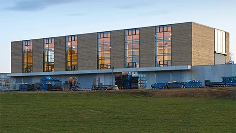 Außenansicht Stampflehmhalle Irrenhauser & Seitz, Alberzell