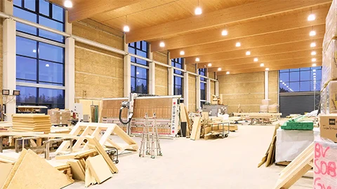 Innenansicht mit Brettschichtholz-Bindern der Stampflehmhalle Irrenhauser & Seitz, Alberzell