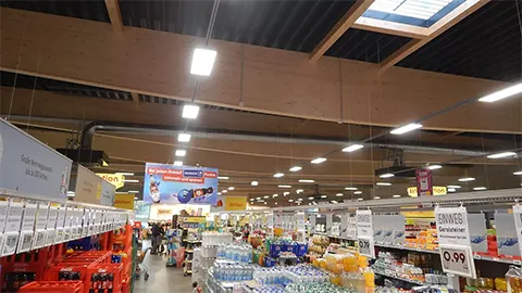 Weitere Ansicht des Holz-Dachtragwerkes mit Fischbauchbindern des Netto Marktes Messel