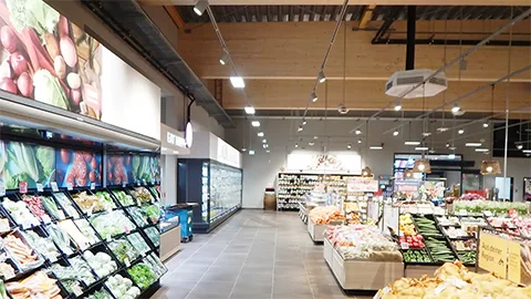 Gemüseabteilung mit Holz-Dachtragwerk des REWE Verbrauchermarktes Trier