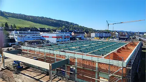 Montage des Holz-Dachtragwerks des REWE Marktes Trier