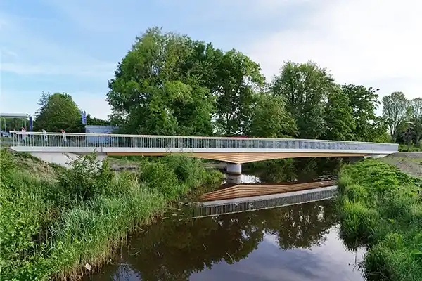 Seitenansicht der Brücke Borgsloot in Meerstad, Groningen, NL