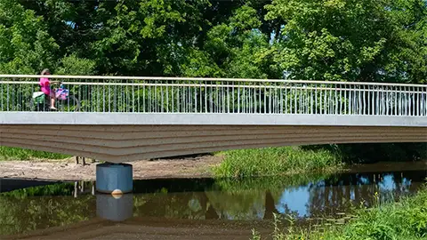 Weitere Seitenansicht der HBV--Schwerlastbrücke Borgsloot in Meerstad, Groningen, NL