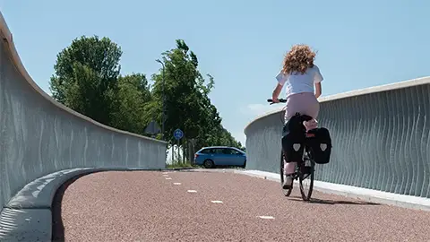 Rad- und Fußgängeransicht der Holz-Beton-Verbundbrücke mit asphaltiertem Belag