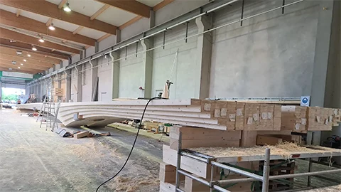 Abbund des Blockträgers der Holz-Beton-Verbundbrücke Borgsloot, NL, in den Hallen von Schaffitzel Holzindustrie