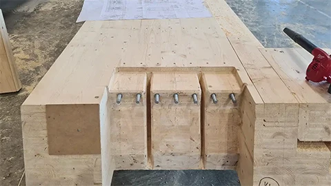 Abbund an den Seitenenden der Holz-Beton-Verbundbrücke Borgsloot in den Hallen von Schaffitzel Holzindustrie