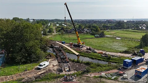 Vogelansicht der Montage der Brücke Borgsloot, Groningen, NL