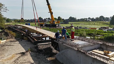 Montage der einzelnen Blockträger der Brücke Borgsloot, Groningen, NL