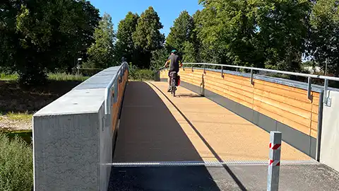 Fußgänger und Fahrradfahreransicht der Radwegbrücke Donaueschingen