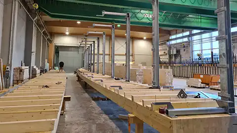 Rad- und Fußgängerbrücke Donaueschingen im Abbund in den Produktionshallen von Schaffitzel Holzindustrie