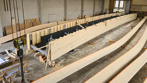 Rad- und Fußgängerbrücke Donaueschingen im Abbund in den Produktionshallen von Schaffitzel Holzindustrie