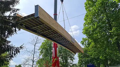 Montage des Tragwerks der Fuß- und Radwegbrücke Donaueschingen