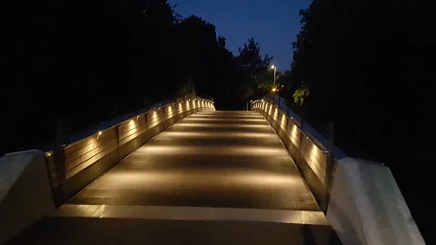 Fußgängeransicht des Johannisstegs in Bad Mergentheim bei Nacht
