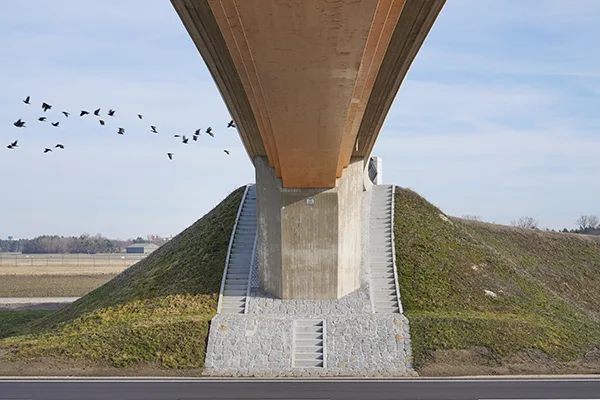 Untere Ansicht des Holzbrückenträgers der Brücke Manching, Ingolstadt