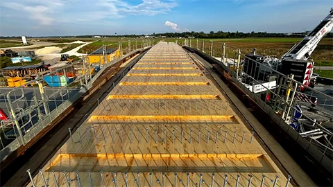 Montageansicht der Holz-Beton-Verbundbrücke über die B16 bei Manching, Ingolstadt