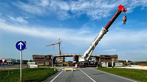 Frontale Ansicht der Gesamtbaustelle während der Montage der Holz-Beton-Verbundbrücke bei Manching, Ingolstadt