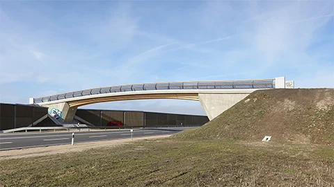 Seitenansicht der fertigen Holz-Beton-Verbundbrücke bei Manching, Ingolstadt