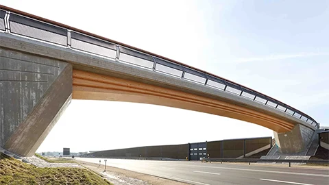 Untere Seitenansicht der Holz-Beton-Verbundbrücke über die B 16 bei Ingolstadt