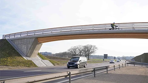 Seitenansicht der Fußgänger- und Radfahrbrücke über den Verkehr der B16 bei Ingolstadt