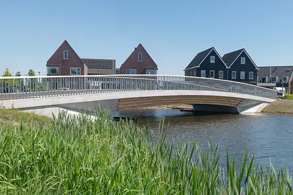 Seitenansicht der Brücke Ter Sluis in Meerstad, Groningen, NL