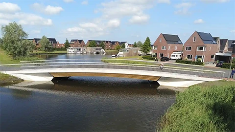 Weitere Seitenansicht der Schwerlastbrücke Ter Sluis in Meerstad, NL