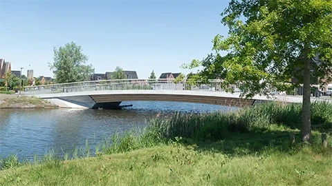 Nähere Ansicht der Holz-Beton-Verbundbrücke Ter Sluis, Meerstad, NL