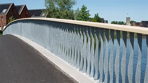 Geländer mit Accoya-Handläufen und Asphaltbelag der Schwerlastbrücke TerSluis, NL
