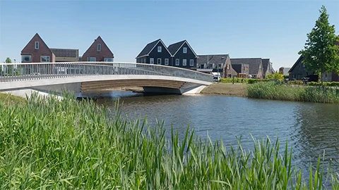 Ansicht vom linken Ufer der Holz-Beton-Verbundbrücke Meerstad, NL
