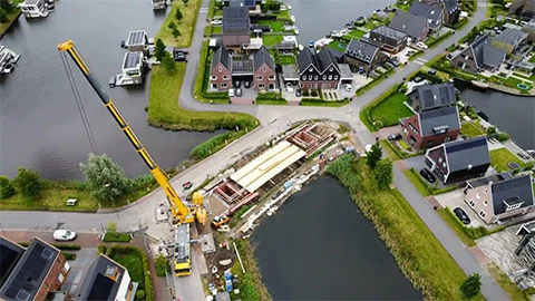Vogelansicht der Montage der Brücke TerSluis, Groningen, NL