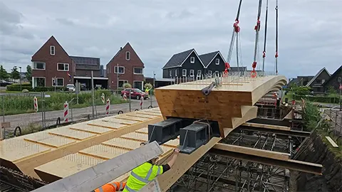 Montage der einzelnen Blockträger der Brücke TerSluis, Groningen, NL