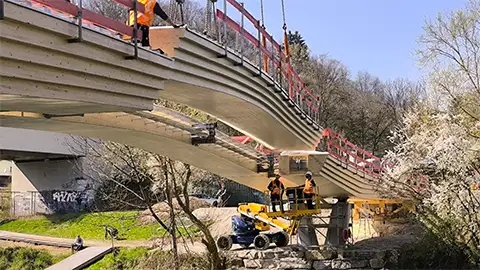 Montage des neuen Bankmannstegs in Tübingen