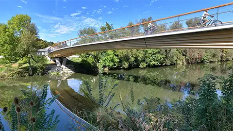 Seitenansicht der Radwegbrücke Bankmannsteg in Tübingen