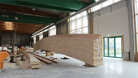 Fertige Blockverklebung des Holztragwerks vom Bankmannsteg Tübingen