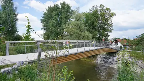 Seitenansicht der Holzbrücke "Elsbeth-Fueg-Brücke", Wangen im Allgäu