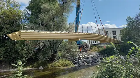 Montage des Holzbrückenkörpers "Elsbeth-Fueg-Brücke", Wangen im Allgäu