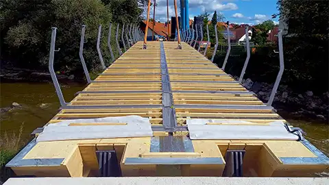 Montage des Holzbrückenkörpers der "Elsbeth-Fueg-Brücke", Wangen im Allgäu