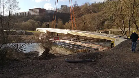 Montage der Brücke Frankenberg über die Eder bei den Wehrweiden