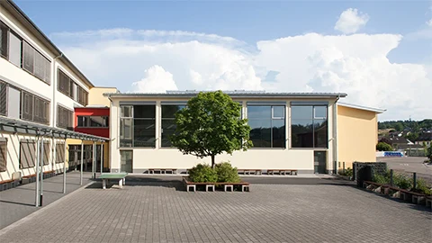Schulhof-Außenansicht der neuen Sport- bzw. Mehrzweckhalle der Aloys-Henhöfer-Schule in Pfinztal
